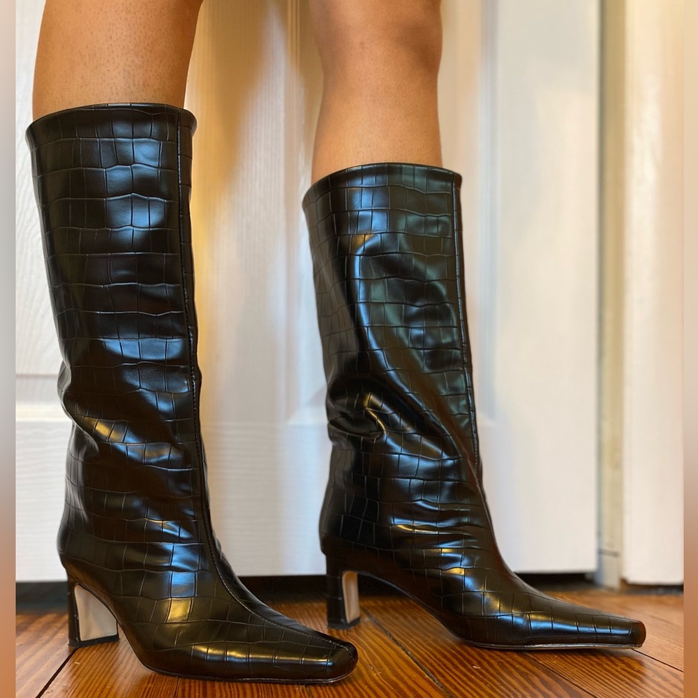 Size EU 39 Black faux crocodile leather. Used once - Like new

Vintage 90s 2000s